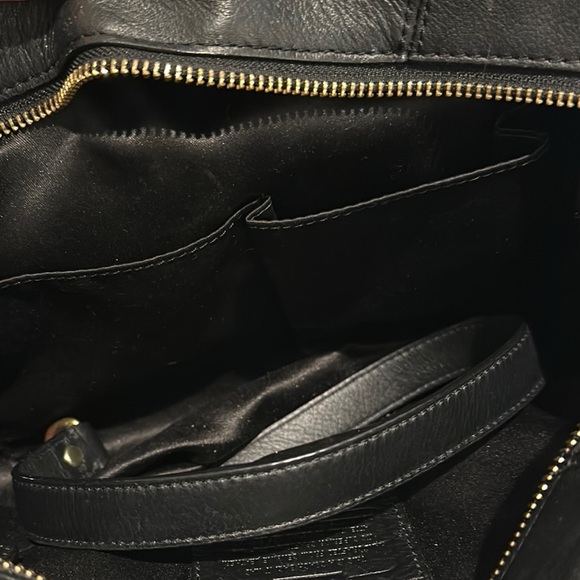 Elegant Black Leather Handbag - Picture 7 of 7